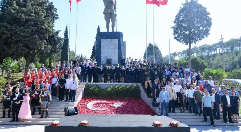 9 EYLÜL BORNOVA'DA TÖRENLERLE KUTLANDI