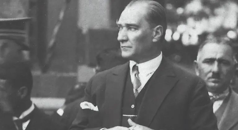 ATATÜRK'ÜN ÇEŞME'YE GELİŞİ