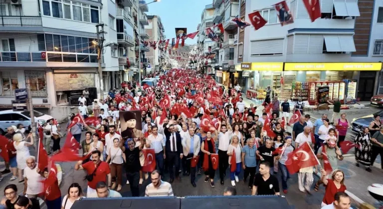 BALÇOVA'DA SOKAKLAR ZAFER COŞKUSUYLA DOLDU TAŞTI