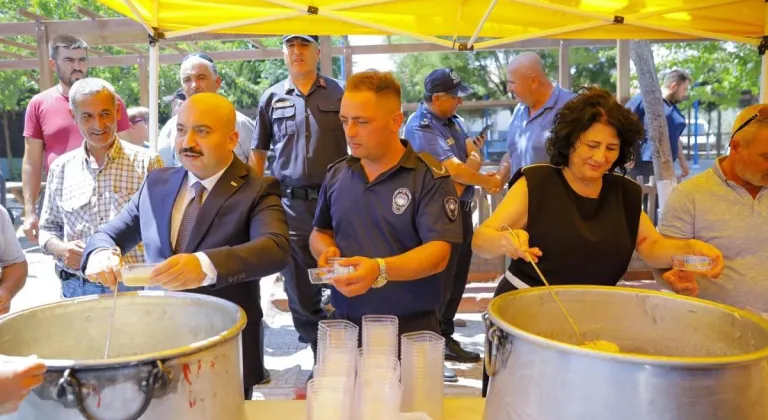 BAŞKAN BODUR KAYMAKAM ALİMOĞLU İLE BİRLİKTE AŞURE DAĞITTI