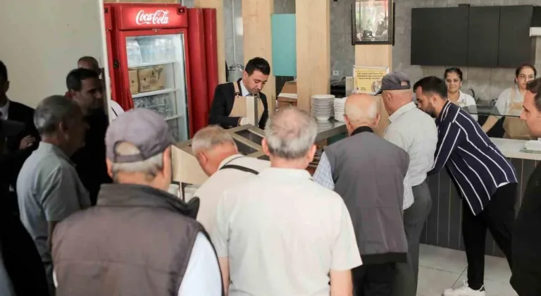 Bayraklı Belediyesi kent lokantalarında "Askıda Yemek" uygulaması başladı