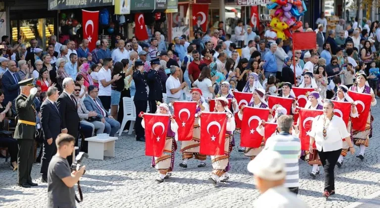 BERGAMA'DA ZAFER ATEŞİYLE SOKAKLAR DOLDU TAŞTI