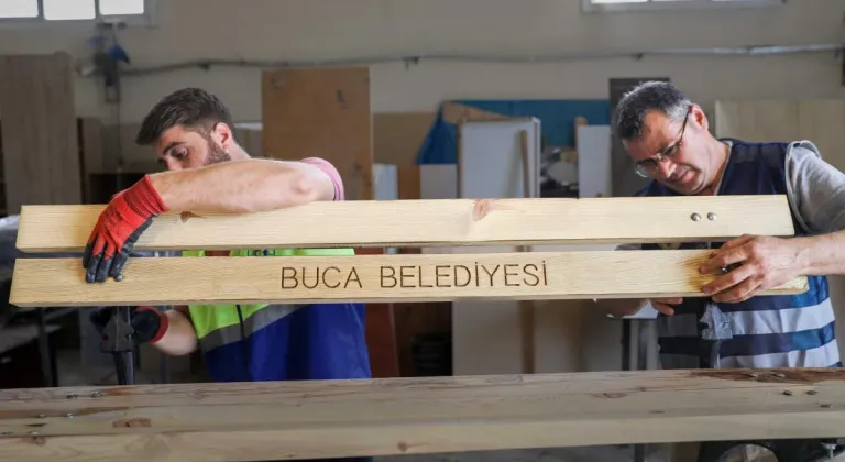 BUCA'DA AHŞAP ATIKLARDAN KENT MOBİLYASI'NA