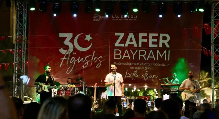 ÇEŞME'DE ZAFER COŞKUSU  HEM TÖRENLERLE HEM KONSERLE YAŞANDI