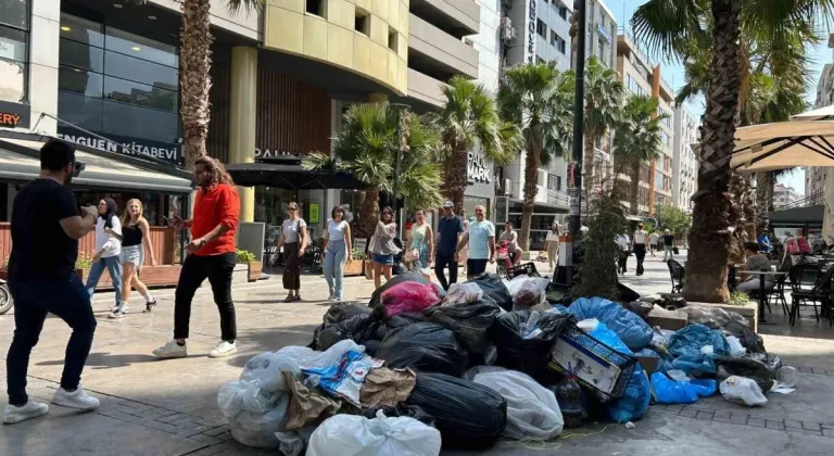 İzmir’de belediye işçileri iş bıraktı, dağ gibi çöp birikti