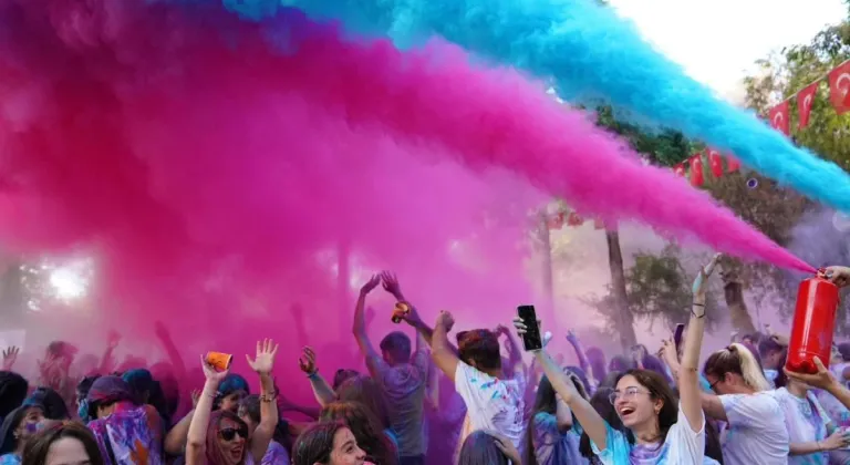 TİRE'DE COLOR FEST ÇOK RENKLİ GEÇTİ