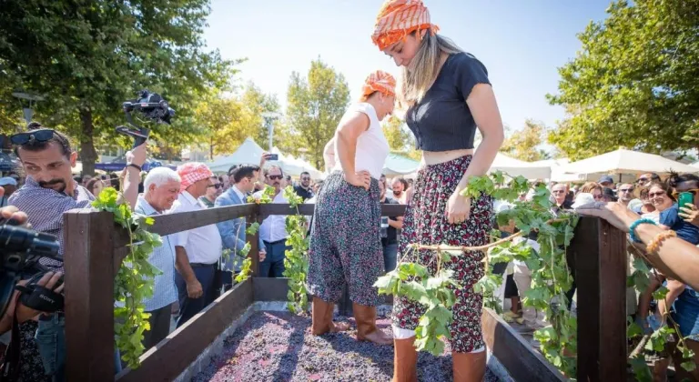 URLA BAĞBOZUMU ŞENLİĞİ ÇOK RENKLİ BAŞLADI